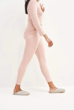 Magda Cropped Dream Rib Leggings - Rose -Women Clothing Sales 0333 Cropped Magda Dream Rib Rose 0330 web 33e29430 9763 4e26 8621 95aa72c1307f