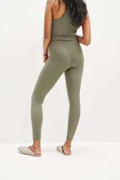 Magda Cropped Dream Rib Leggings - Vetiver -Women Clothing Sales 0333 Cropped Magda Dream Rib Vetiver 1632 web e7b9014c de62 46d0 96c9 228642254f1a